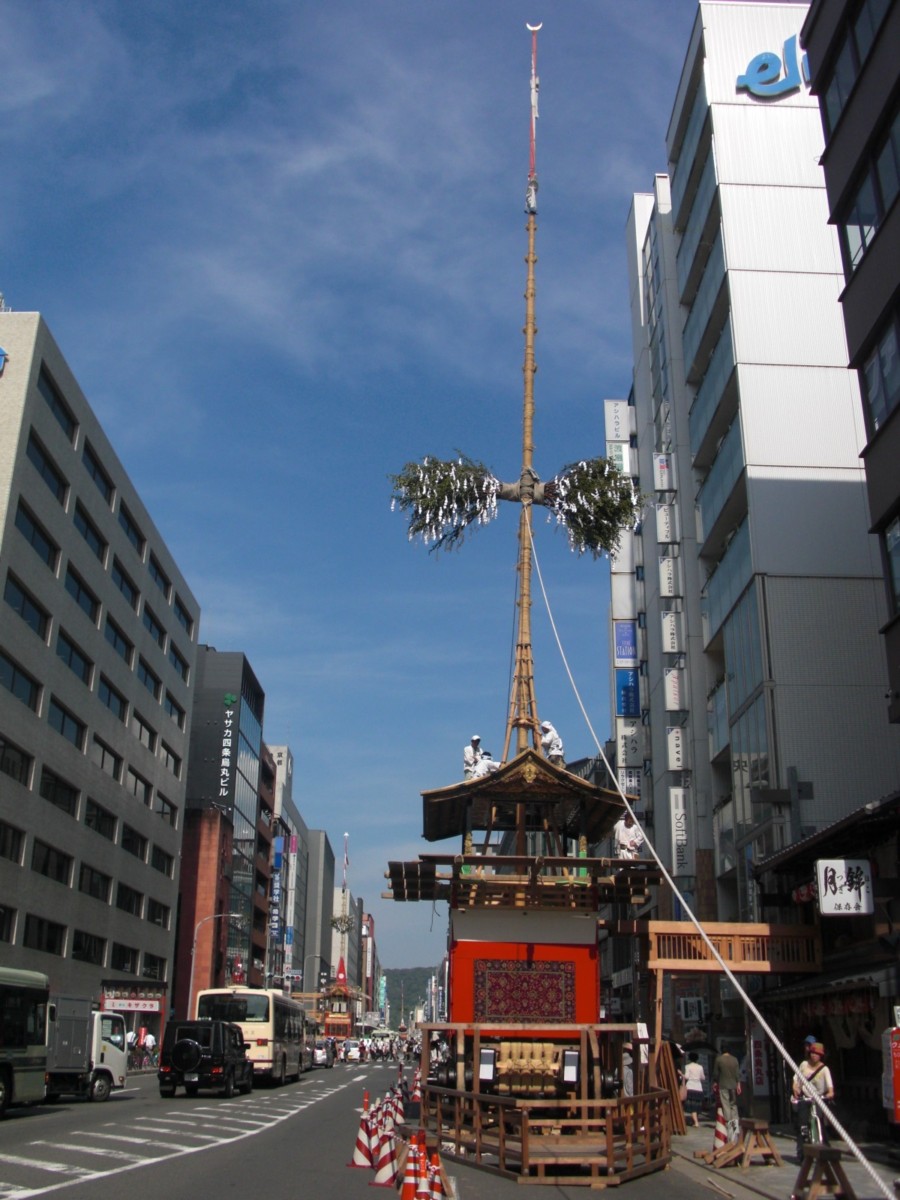 鉾、組み立て中。京都は完全に祇園祭モードです(’13年7月12日)